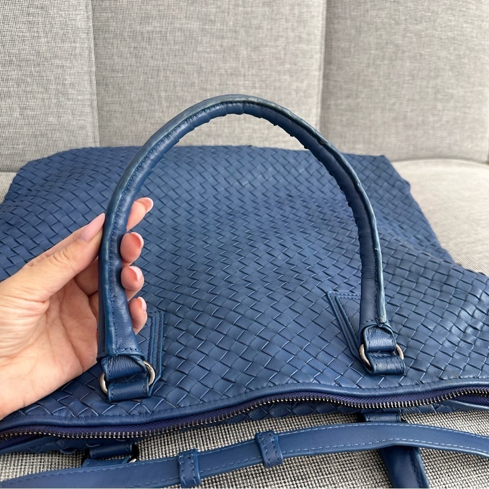 Bottega Veneta Intrecciato Convertible Tote Bag Large Blue Leather Zip Closure - Picture 10 of 12